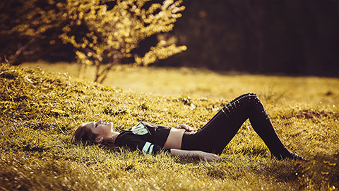 girl-lying-on-the-grass-1741487 1920-S
